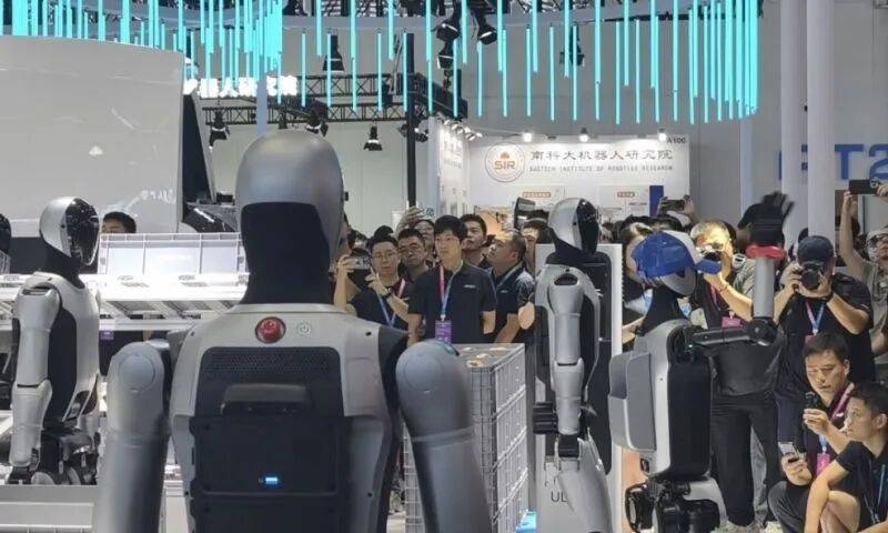 人形機器人賽道風(fēng)起云涌 優(yōu)必選獲10億美元融資，智能研發(fā)駛?cè)肟燔嚨? class=